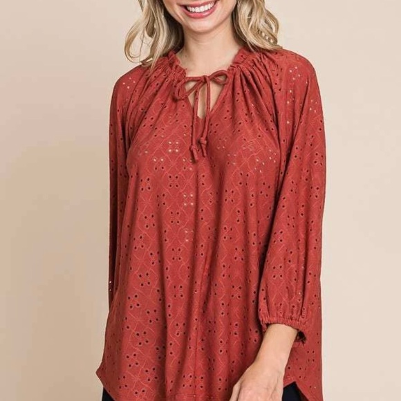 Culture Code Marsala Eyelet Shirred Raglan 3/4 Sleeve Top - Picture 3 of 6